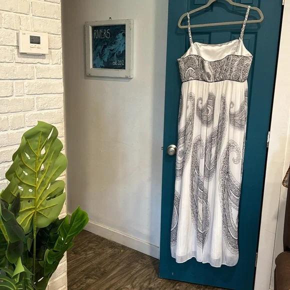 White House Black Market pleated maxi - 16 - Picture 8 of 9